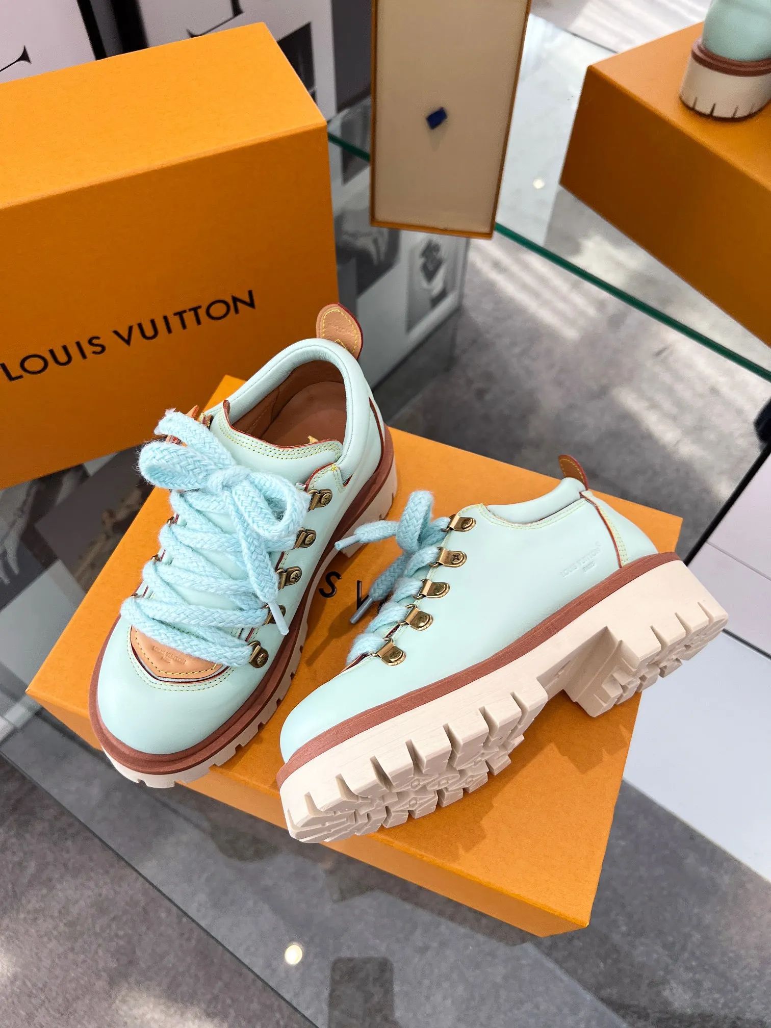 Factory direct sales p640🐘🐘Women's shoes Women's LV new couple's thick-soled hiking shoes, your original custom-made large-soled shoe brand, giving your feet flexibility and freedom, a good pair of shoes to wear all summer. Fabric: top-layer imported calfskin cowhide lining Size: 35-46 Welcome to send pictures to place orders